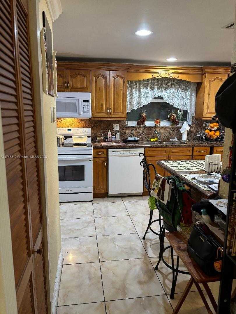 Small Image of 4141 WEST 4TH AVE, Hialeah Number 11