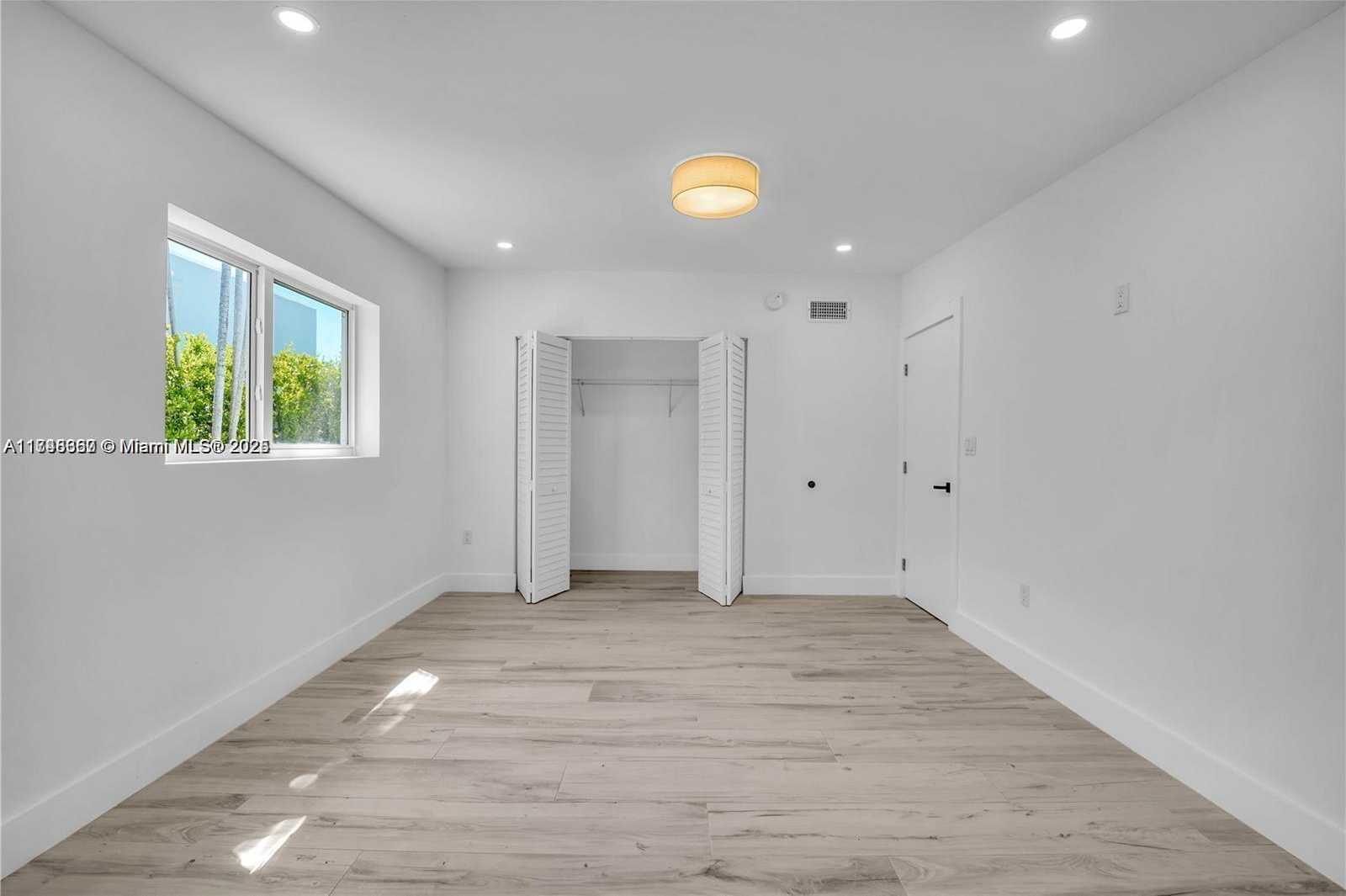 Small Image of 1905 ALAMANDA DR, North Miami Number 2