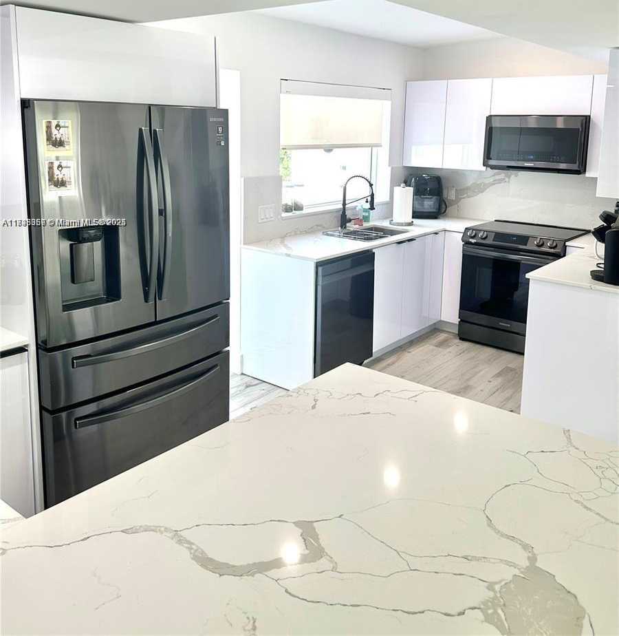 Small Image of 1905 ALAMANDA DR, North Miami Number 3