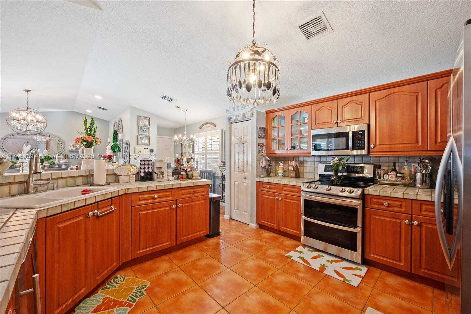 Small Image of 465 SW 198th Terrace, Pembroke Pines, FL 33029, USA Number 16