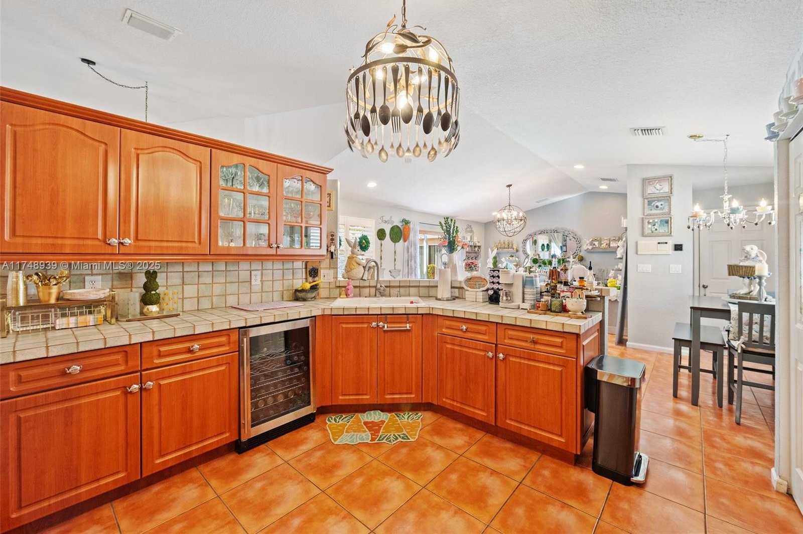 Small Image of 465 SW 198th Terrace, Pembroke Pines, FL 33029, USA Number 17