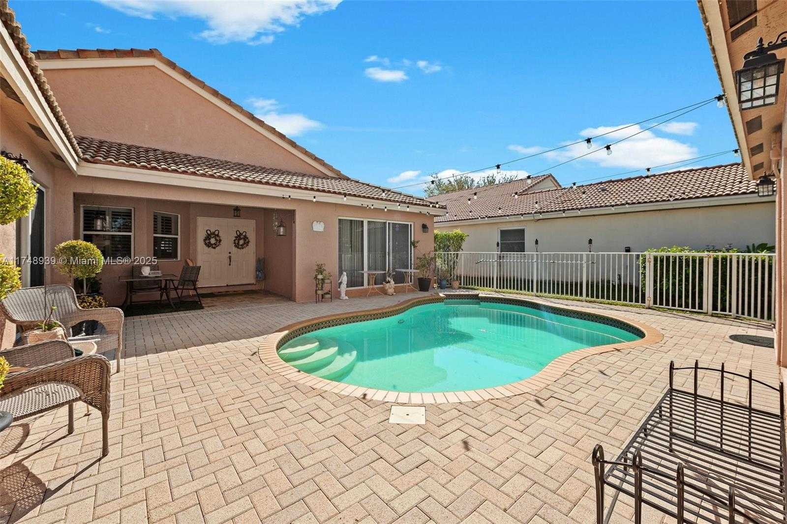 Small Image of 465 SW 198th Terrace, Pembroke Pines, FL 33029, USA Number 25