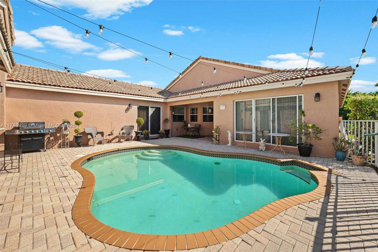 Small Image of 465 SW 198th Terrace, Pembroke Pines, FL 33029, USA Number 26