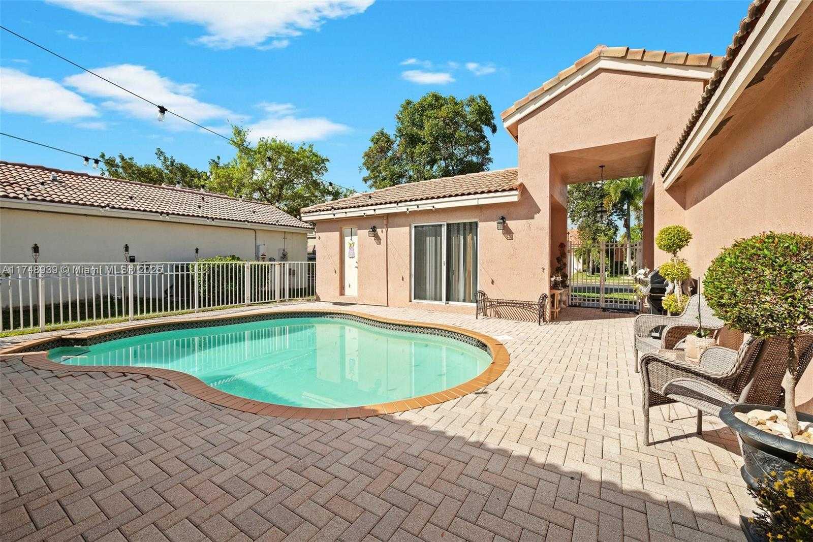 Small Image of 465 SW 198th Terrace, Pembroke Pines, FL 33029, USA Number 27