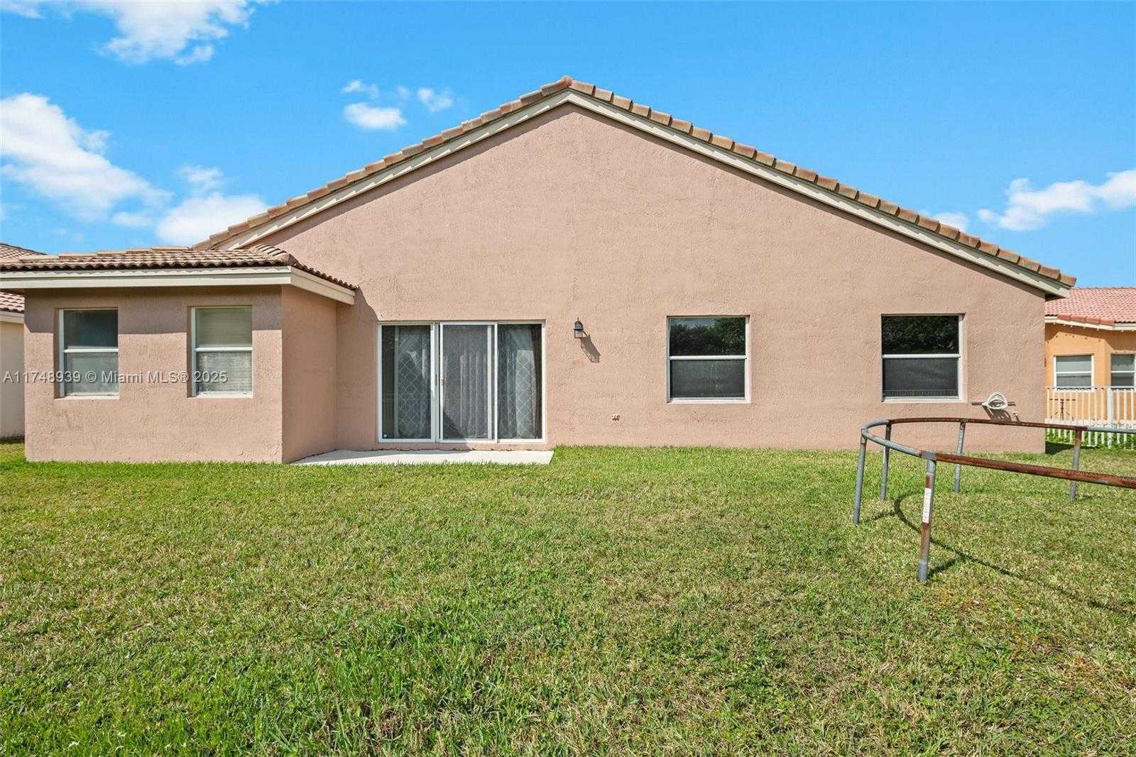 Small Image of 465 SW 198th Terrace, Pembroke Pines, FL 33029, USA Number 28