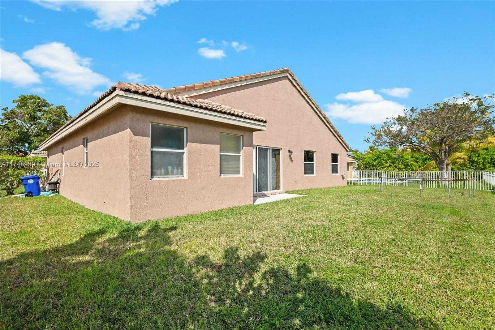 Small Image of 465 SW 198th Terrace, Pembroke Pines, FL 33029, USA Number 29