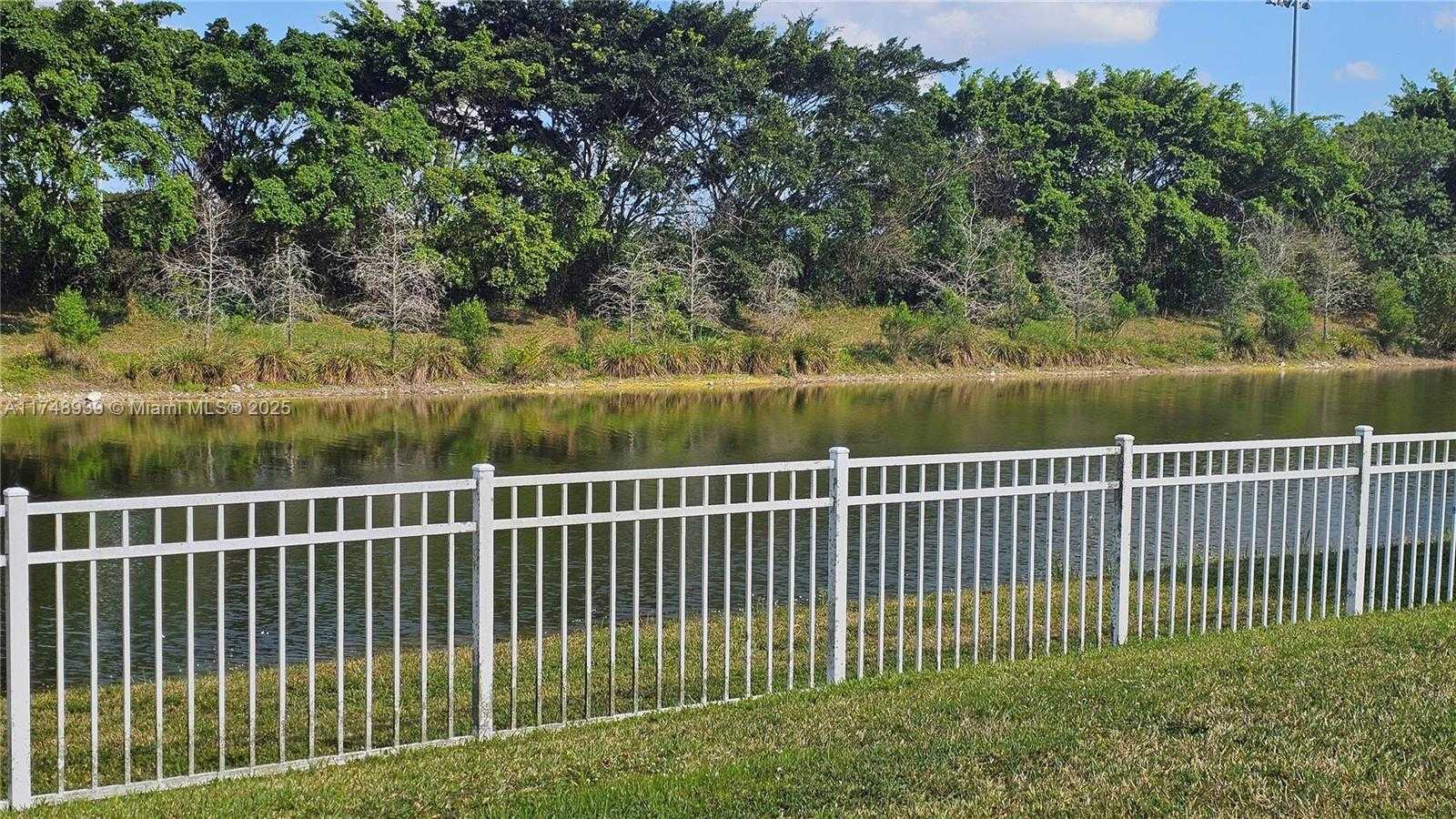 Small Image of 465 SW 198th Terrace, Pembroke Pines, FL 33029, USA Number 31