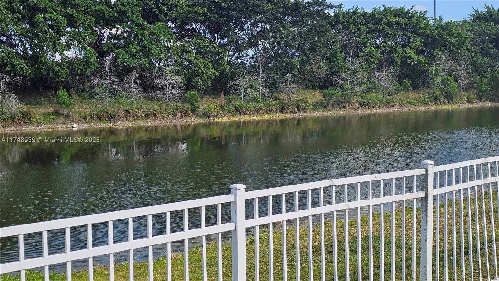 Small Image of 465 SW 198th Terrace, Pembroke Pines, FL 33029, USA Number 32