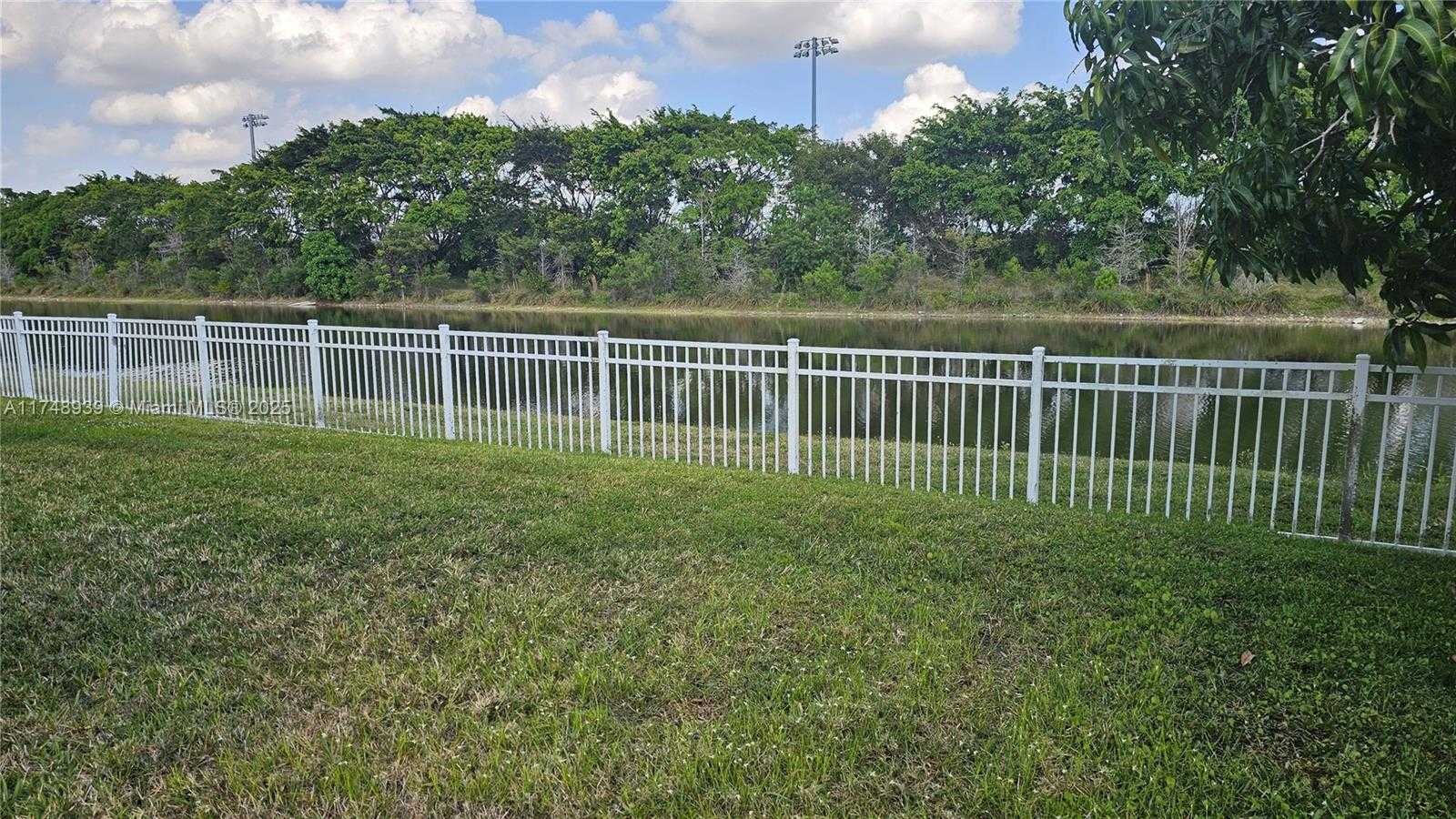 Small Image of 465 SW 198th Terrace, Pembroke Pines, FL 33029, USA Number 33