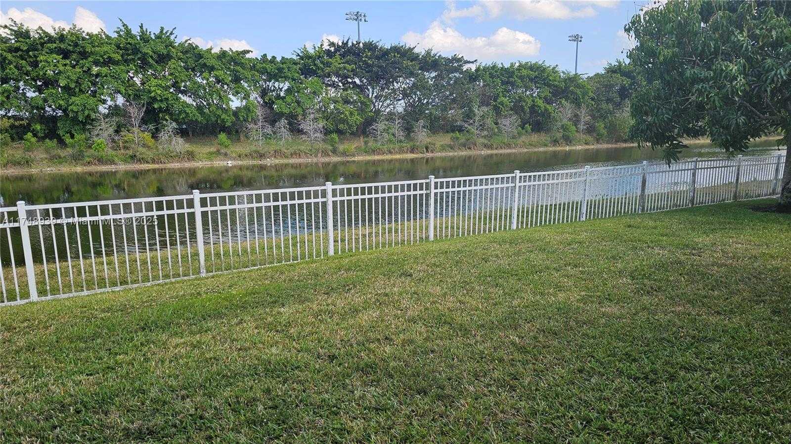 Small Image of 465 SW 198th Terrace, Pembroke Pines, FL 33029, USA Number 34