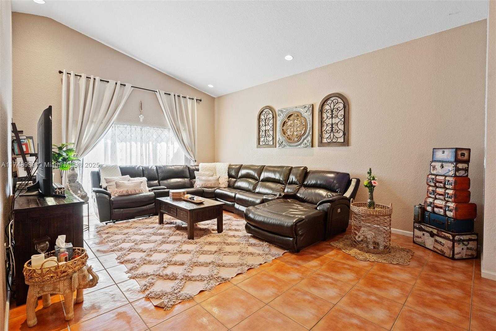 Small Image of 465 SW 198th Terrace, Pembroke Pines, FL 33029, USA Number 5