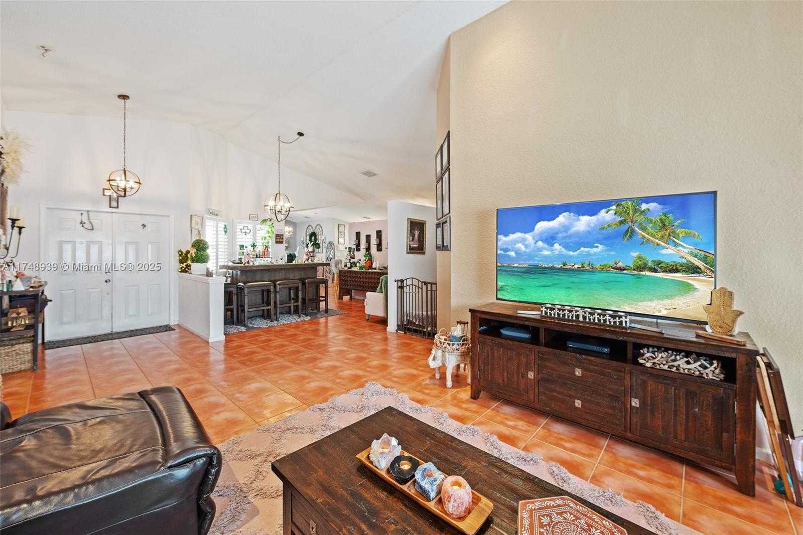 Small Image of 465 SW 198th Terrace, Pembroke Pines, FL 33029, USA Number 6