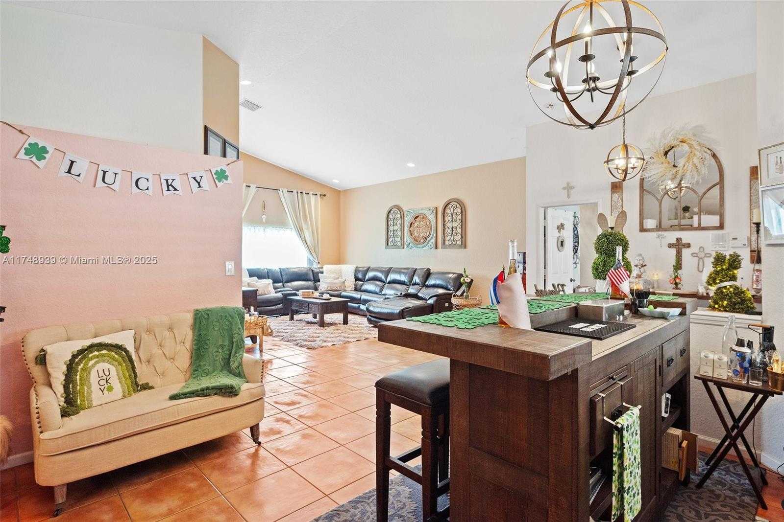 Small Image of 465 SW 198th Terrace, Pembroke Pines, FL 33029, USA Number 9