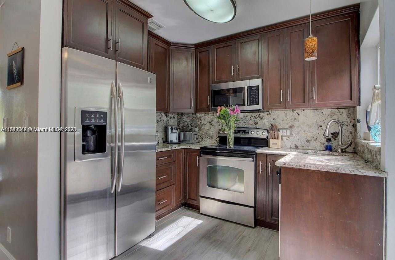 Small Image of 320 SOUTH WEST 11TH CT, Fort Lauderdale Number 2