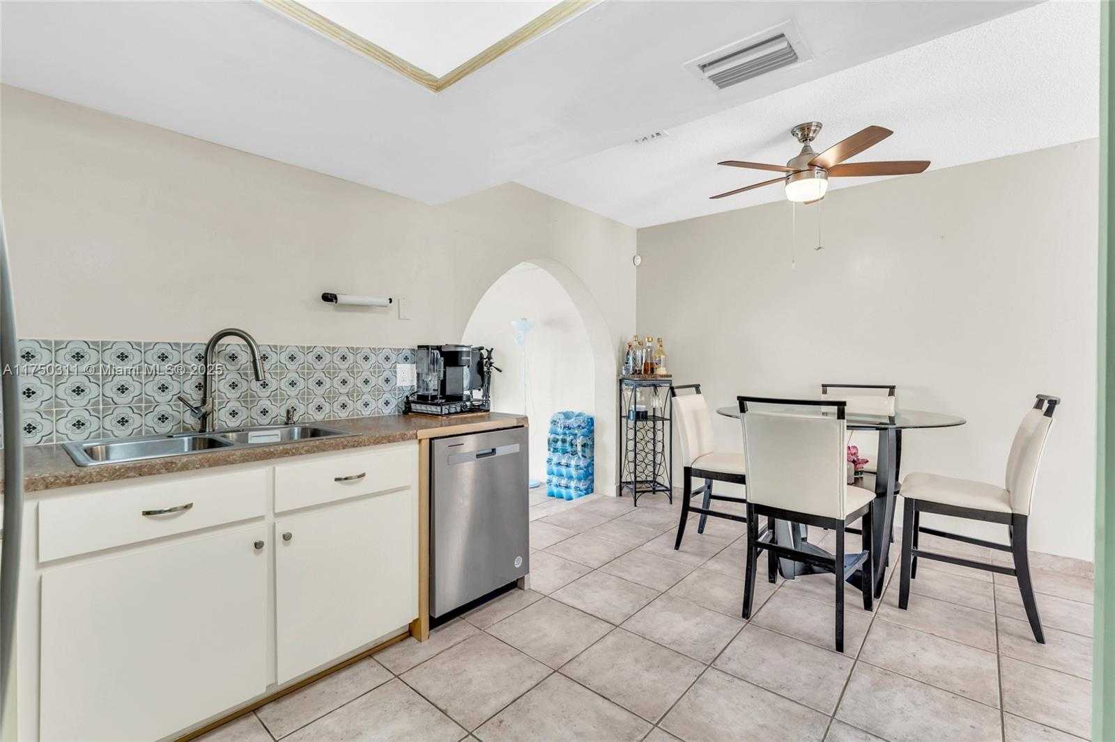 Small Image of 6985 NORTH WEST 11TH CT, Margate Number 8