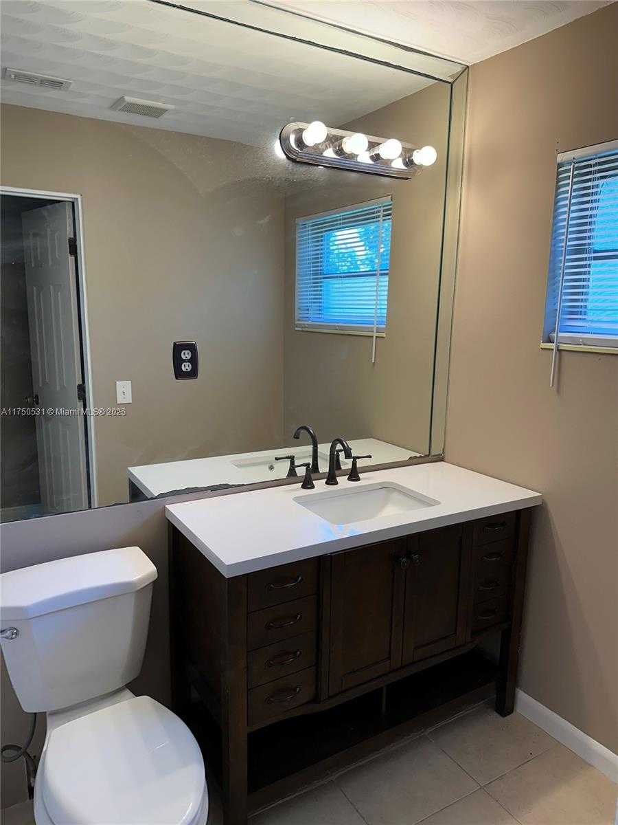 Small Image of 3050 NORTH EAST 8TH AVE, Pompano Beach Number 14