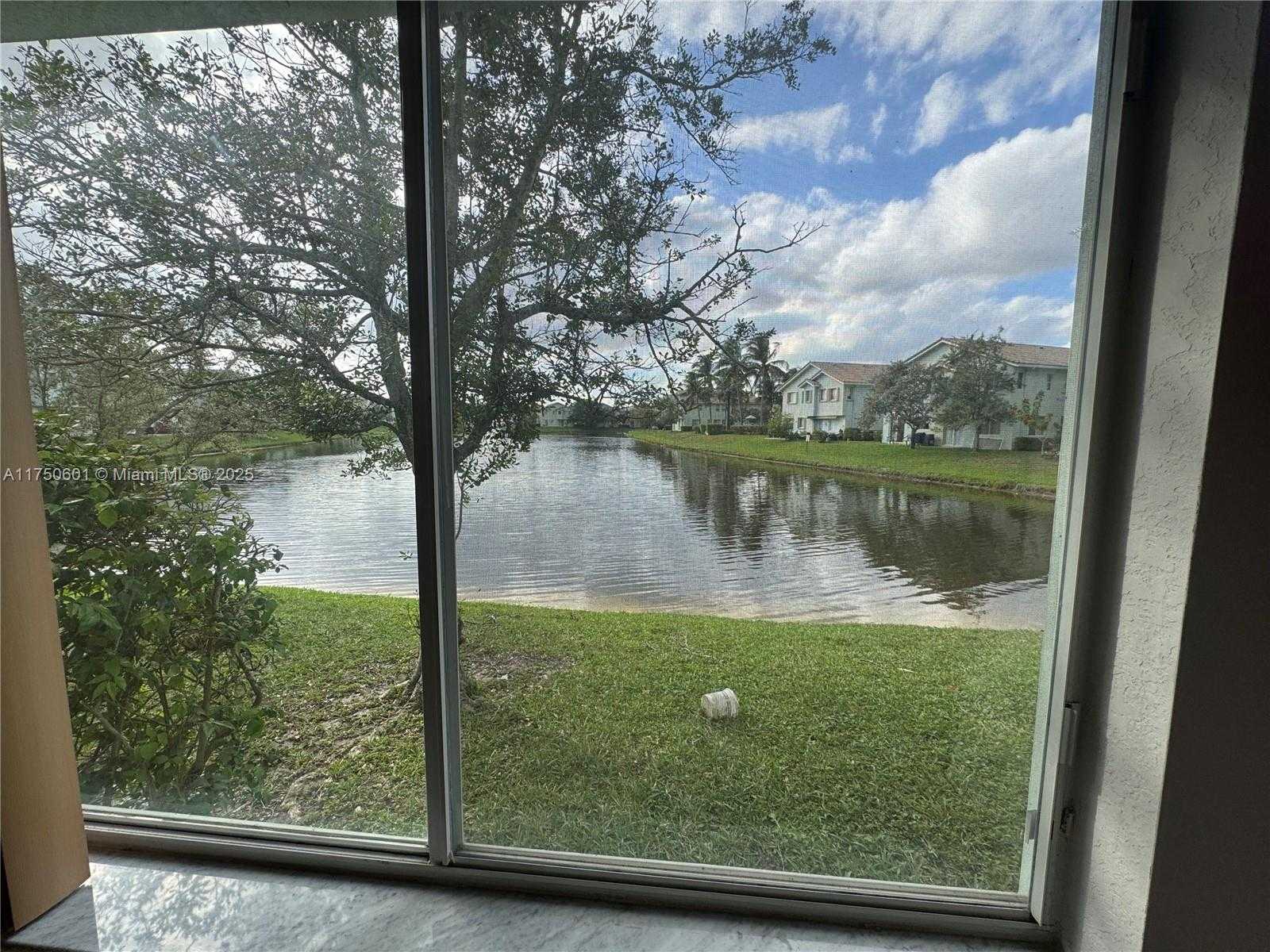 Small Image of 3216 LAUREL RIDGE CIR, Riviera Beach Number 12