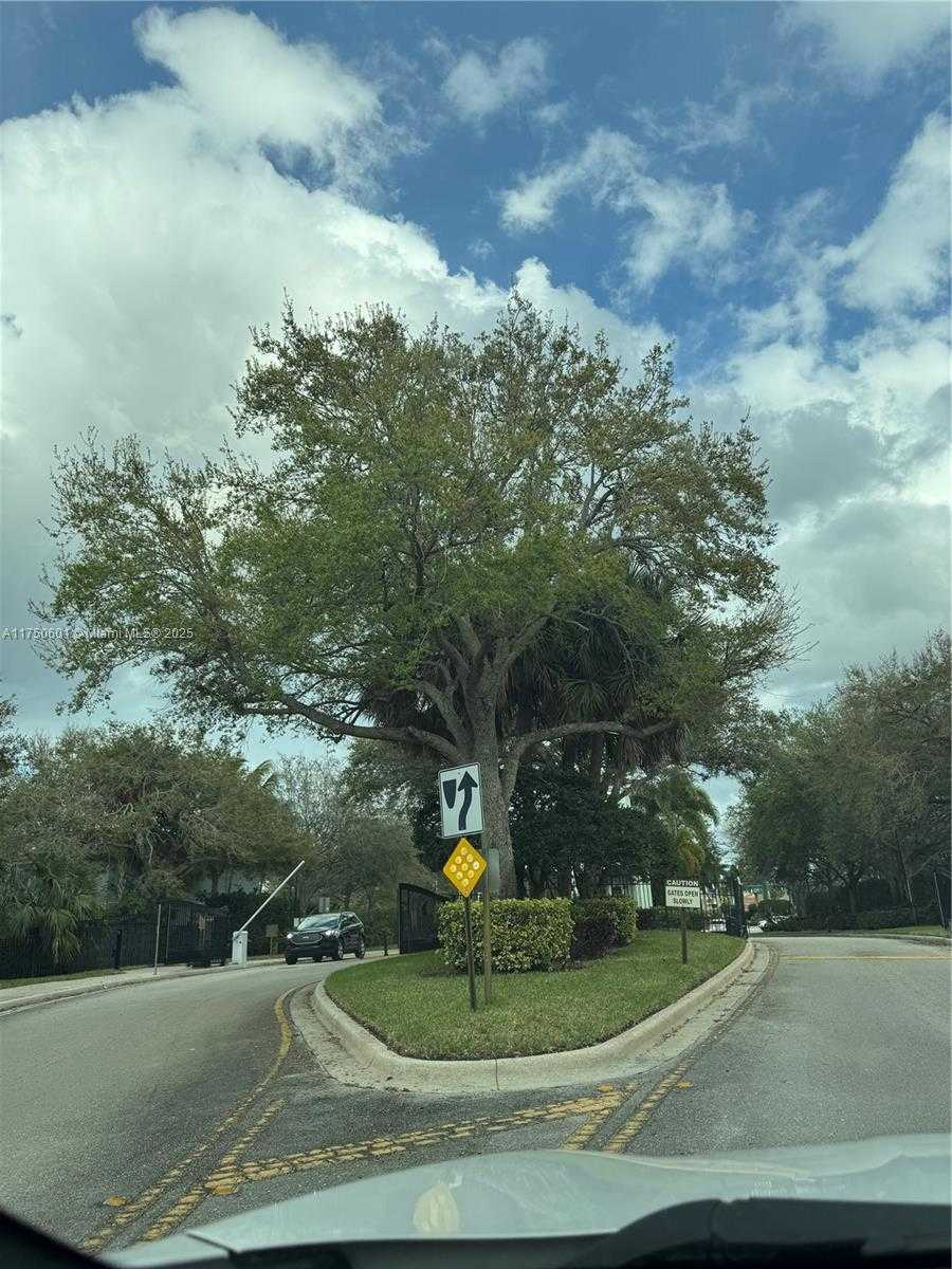 Small Image of 3216 LAUREL RIDGE CIR, Riviera Beach Number 2