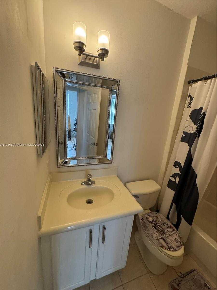 Small Image of 3216 LAUREL RIDGE CIR, Riviera Beach Number 5