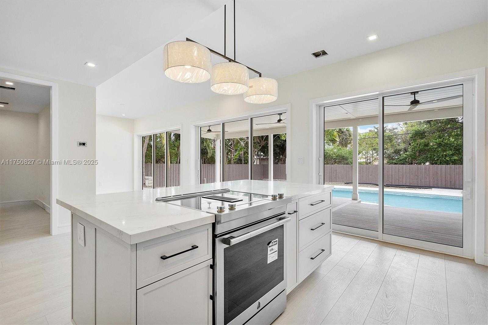 Small Image of 1930 ALAMANDA DR, North Miami Number 11