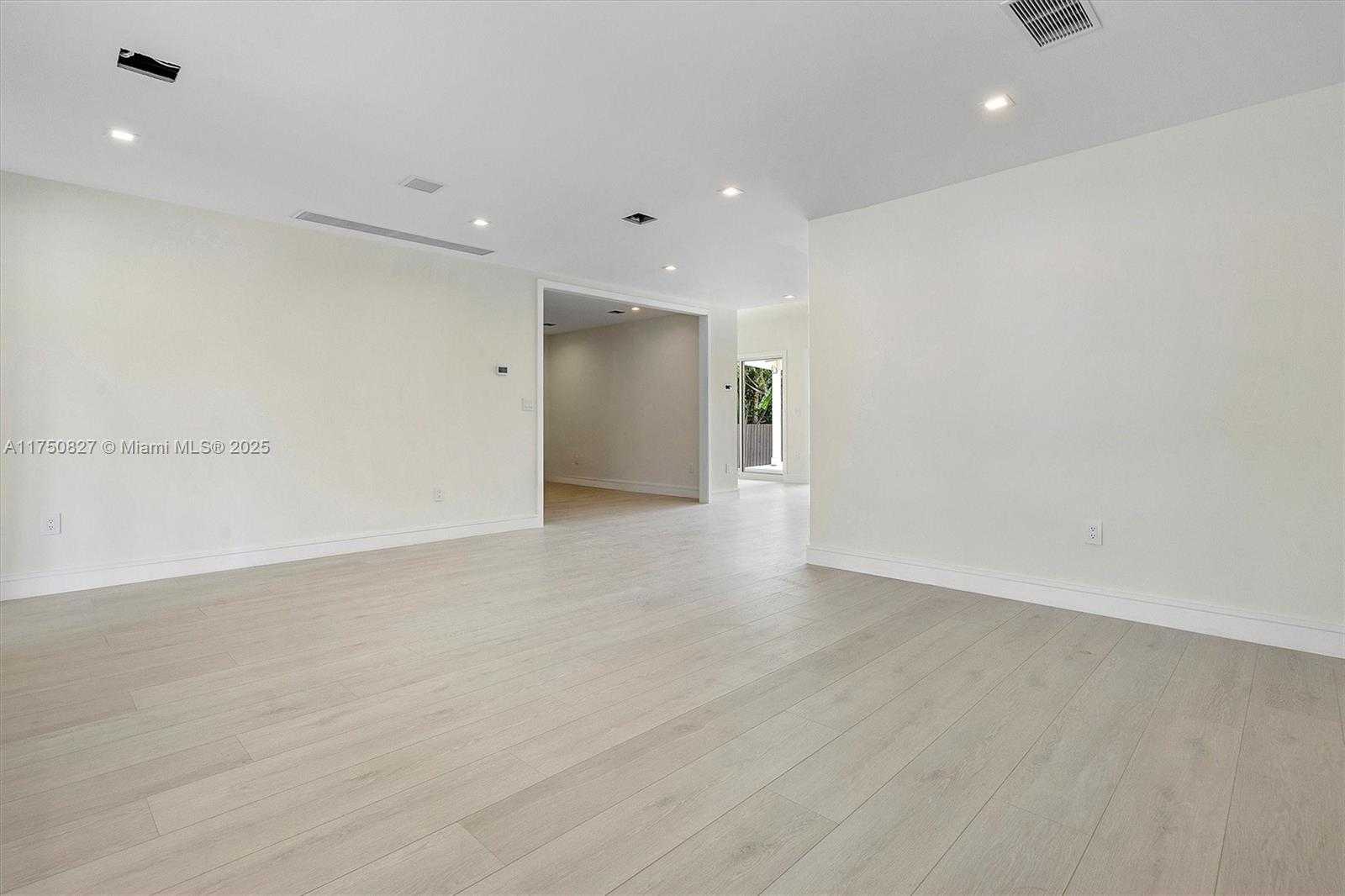 Small Image of 1930 ALAMANDA DR, North Miami Number 15