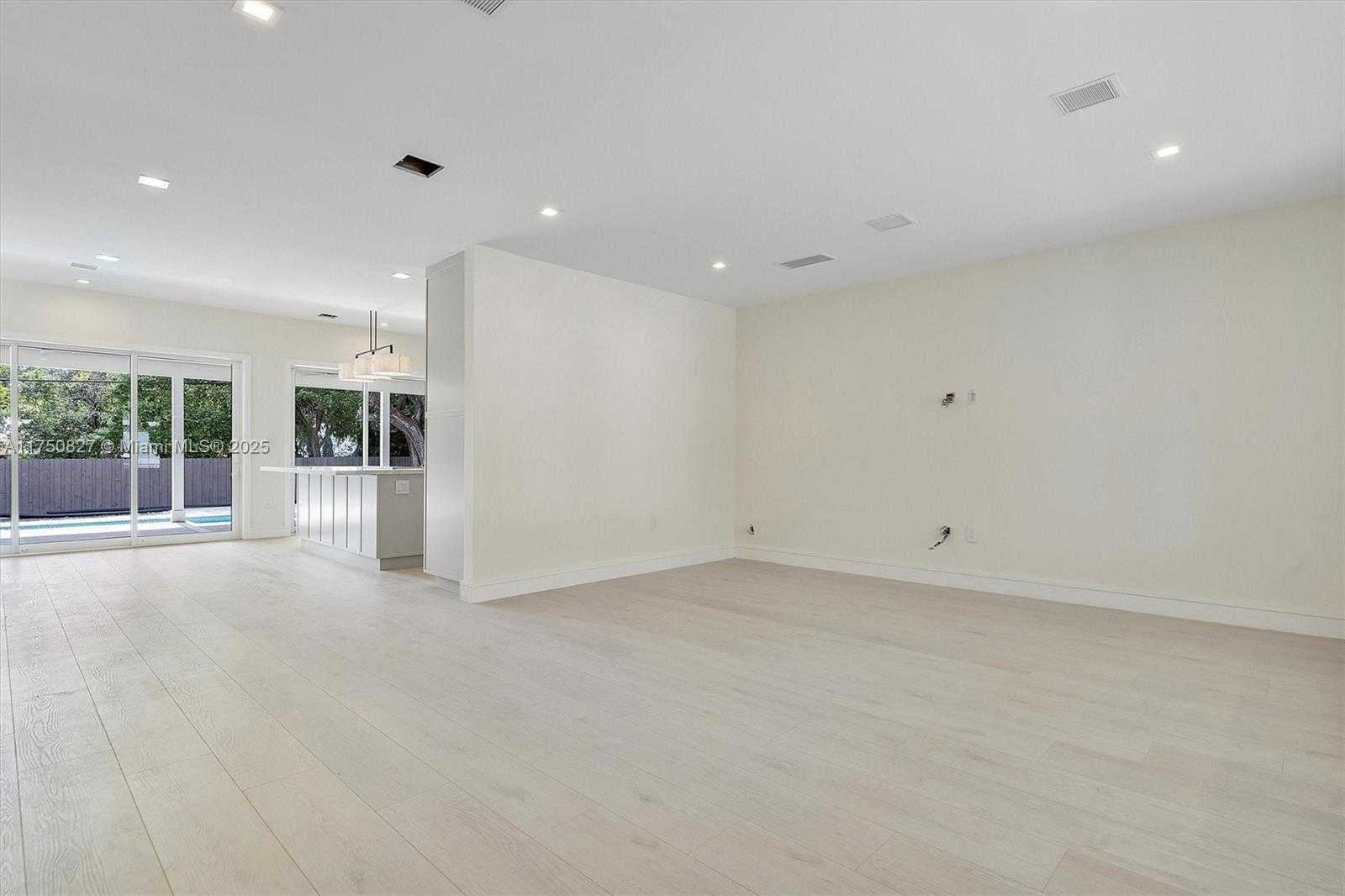 Small Image of 1930 ALAMANDA DR, North Miami Number 16