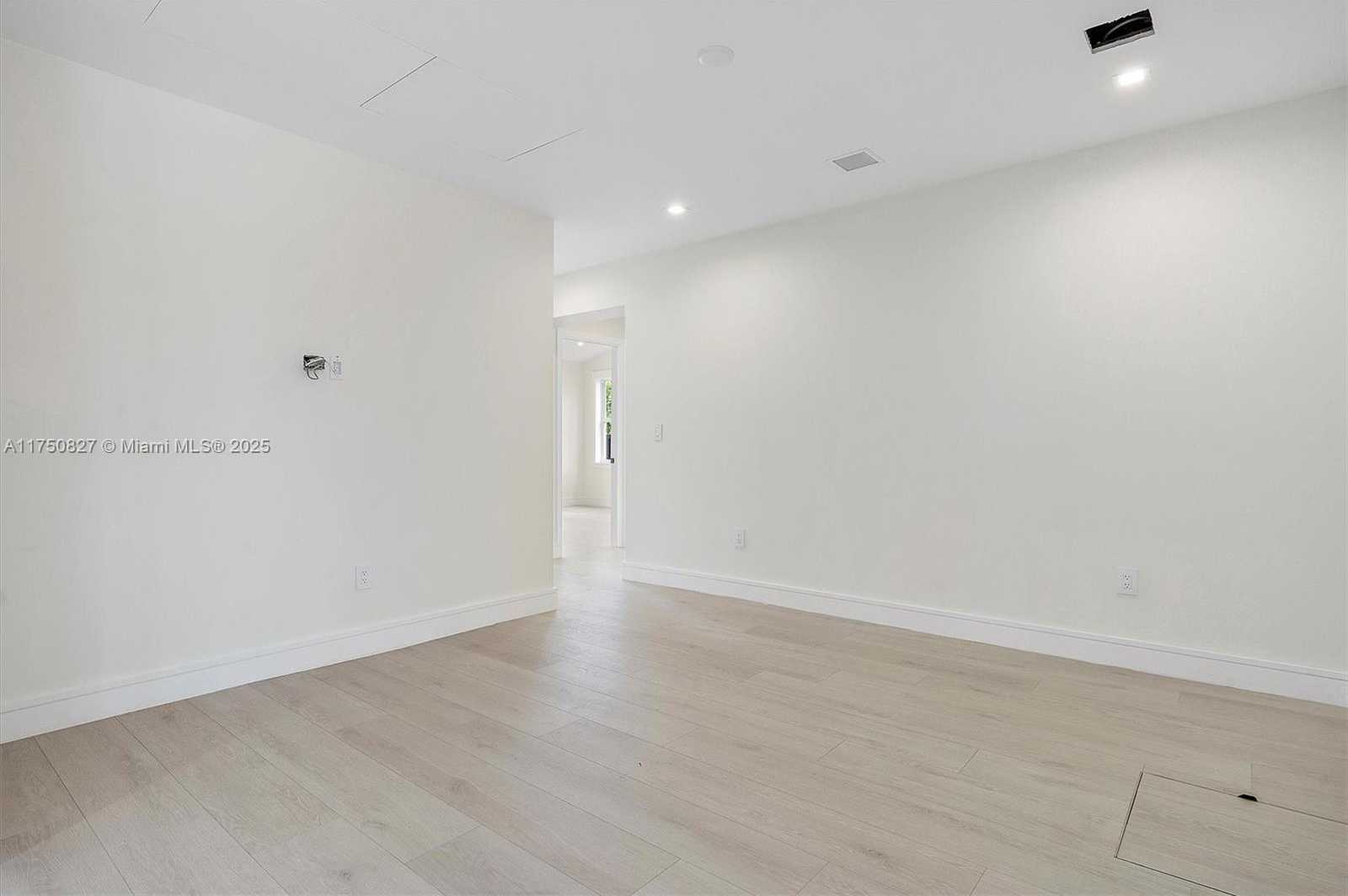 Small Image of 1930 ALAMANDA DR, North Miami Number 21