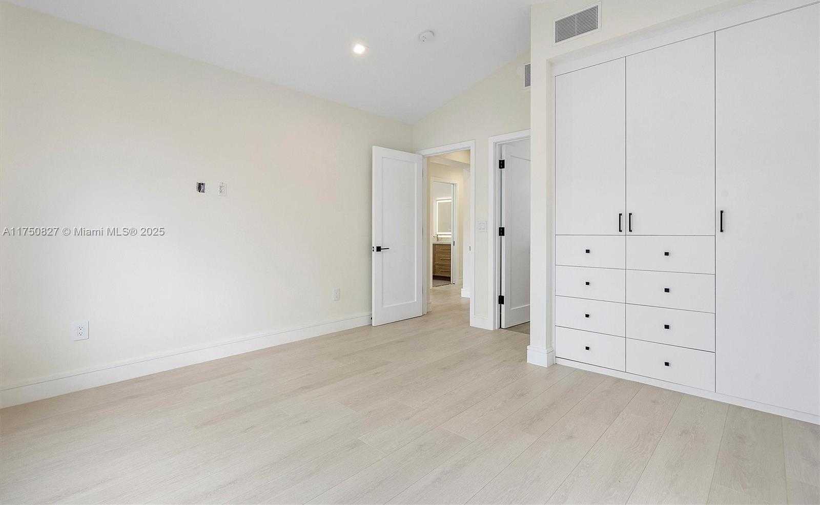 Small Image of 1930 ALAMANDA DR, North Miami Number 24