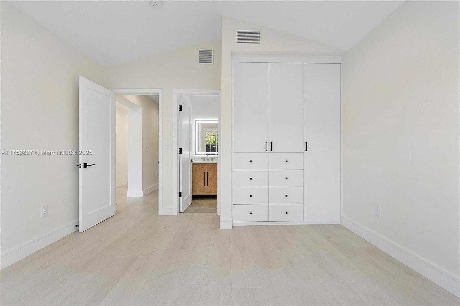 Small Image of 1930 ALAMANDA DR, North Miami Number 25