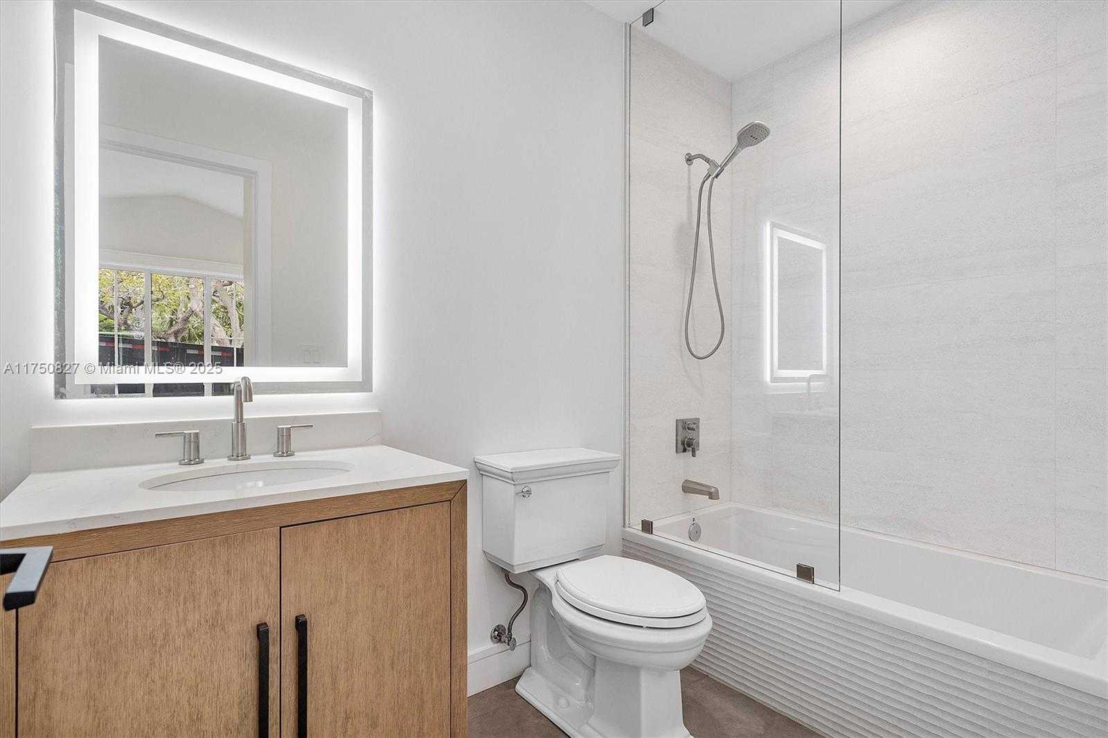 Small Image of 1930 ALAMANDA DR, North Miami Number 26