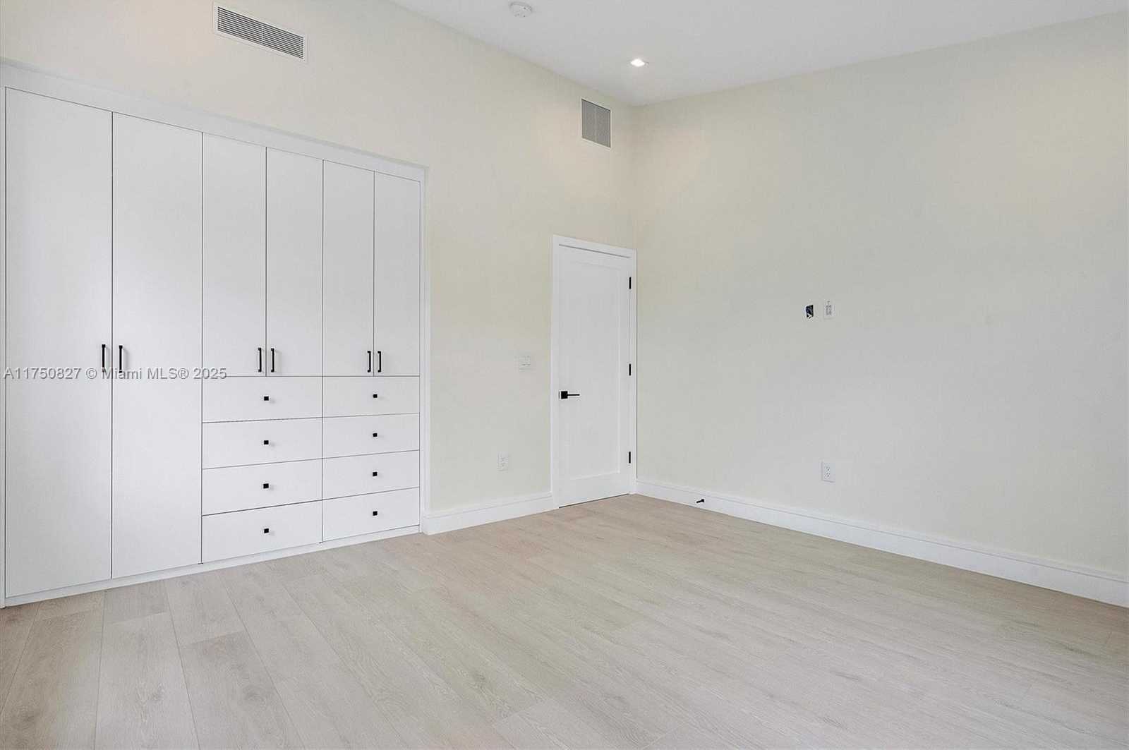 Small Image of 1930 ALAMANDA DR, North Miami Number 27