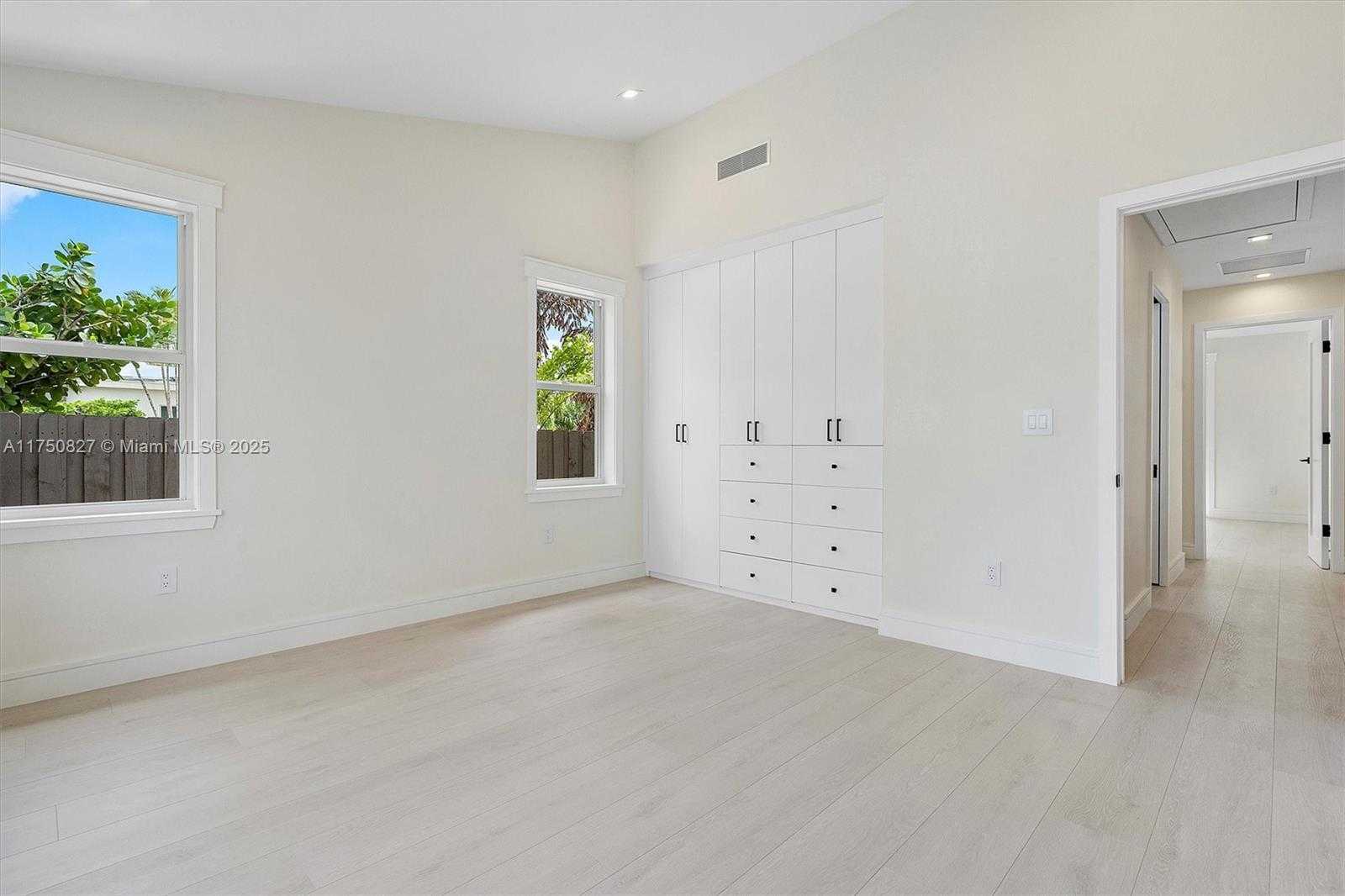 Small Image of 1930 ALAMANDA DR, North Miami Number 28