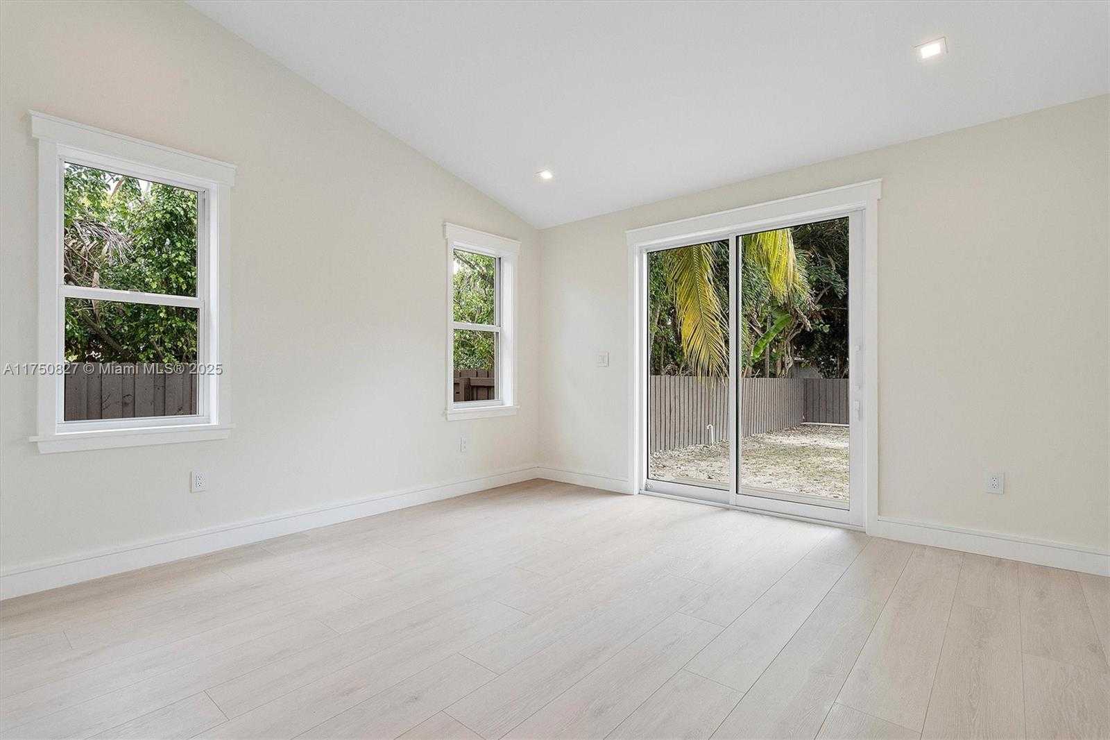 Small Image of 1930 ALAMANDA DR, North Miami Number 31