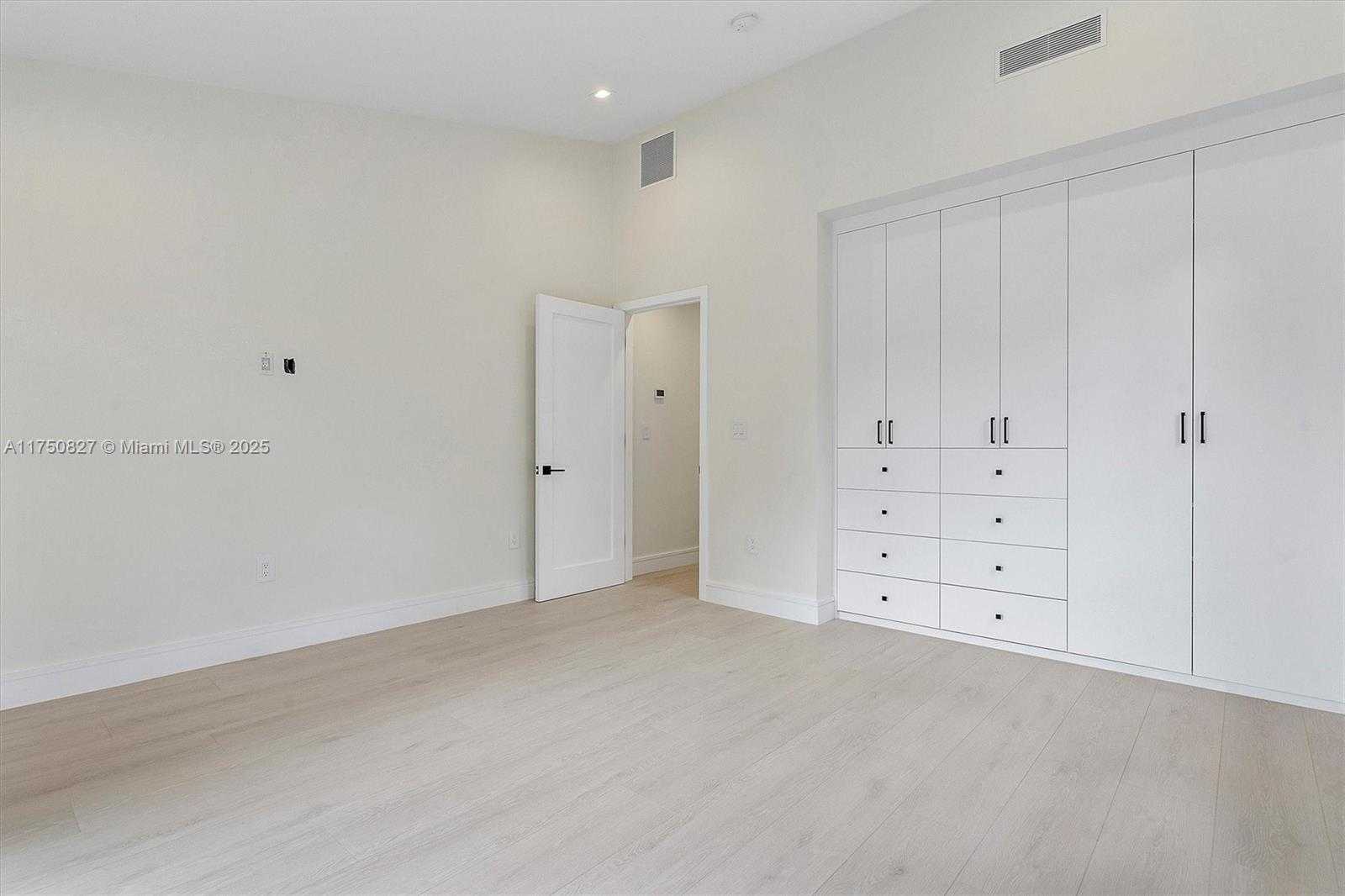 Small Image of 1930 ALAMANDA DR, North Miami Number 33