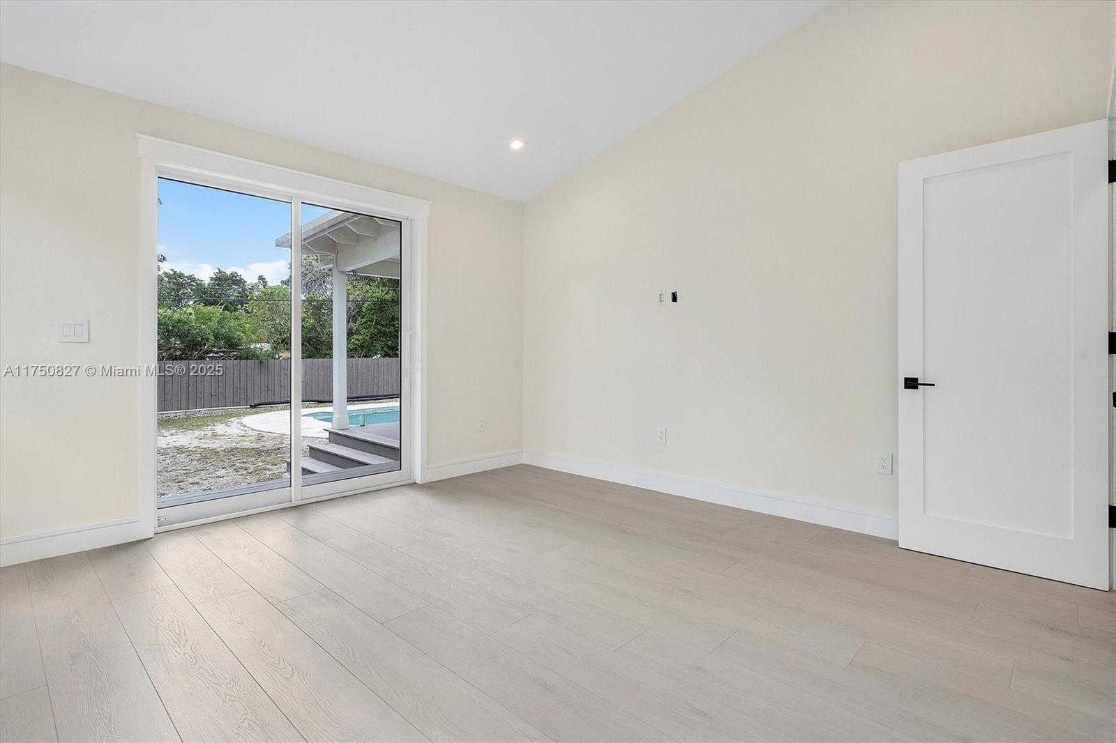 Small Image of 1930 ALAMANDA DR, North Miami Number 34