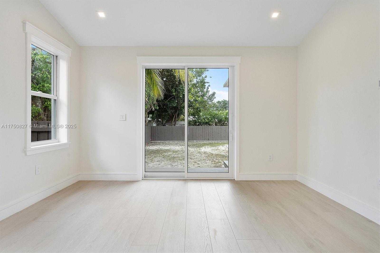Small Image of 1930 ALAMANDA DR, North Miami Number 35