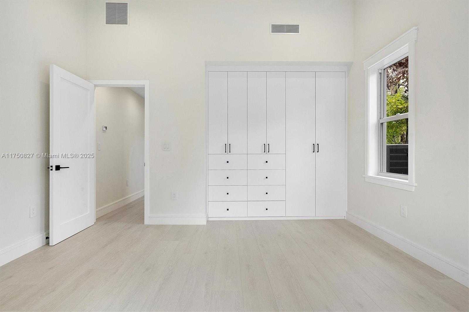 Small Image of 1930 ALAMANDA DR, North Miami Number 36