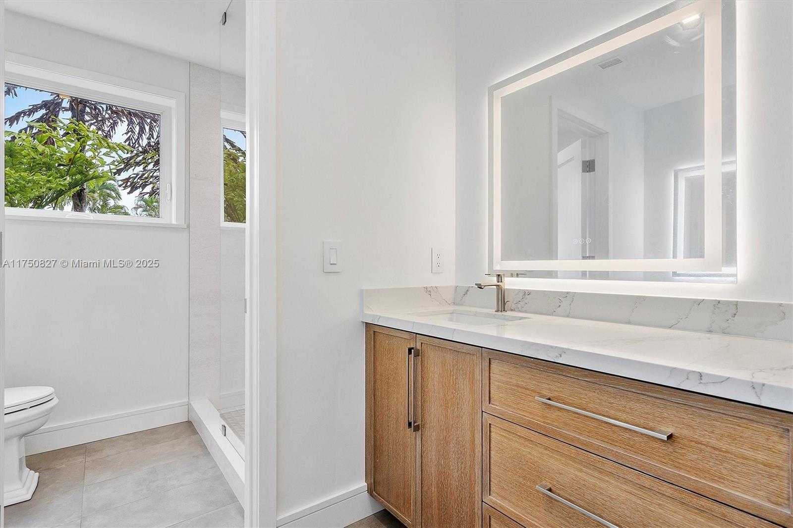 Small Image of 1930 ALAMANDA DR, North Miami Number 38