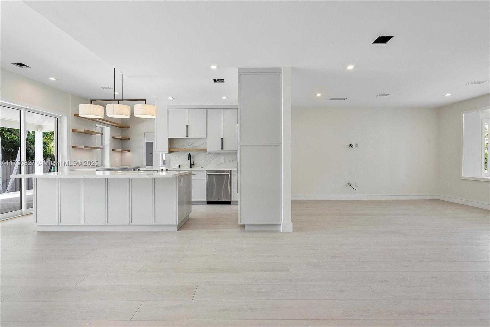 Small Image of 1930 ALAMANDA DR, North Miami Number 4