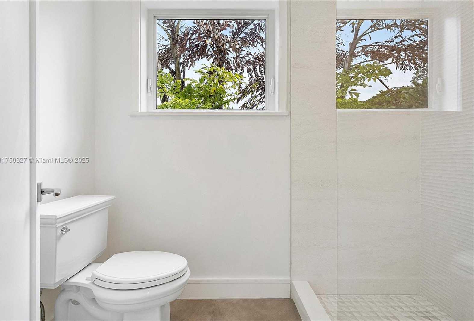 Small Image of 1930 ALAMANDA DR, North Miami Number 40