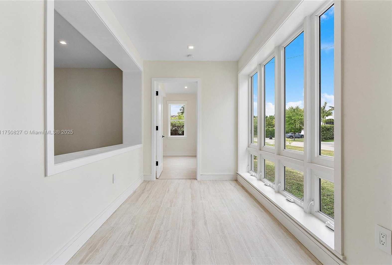 Small Image of 1930 ALAMANDA DR, North Miami Number 41