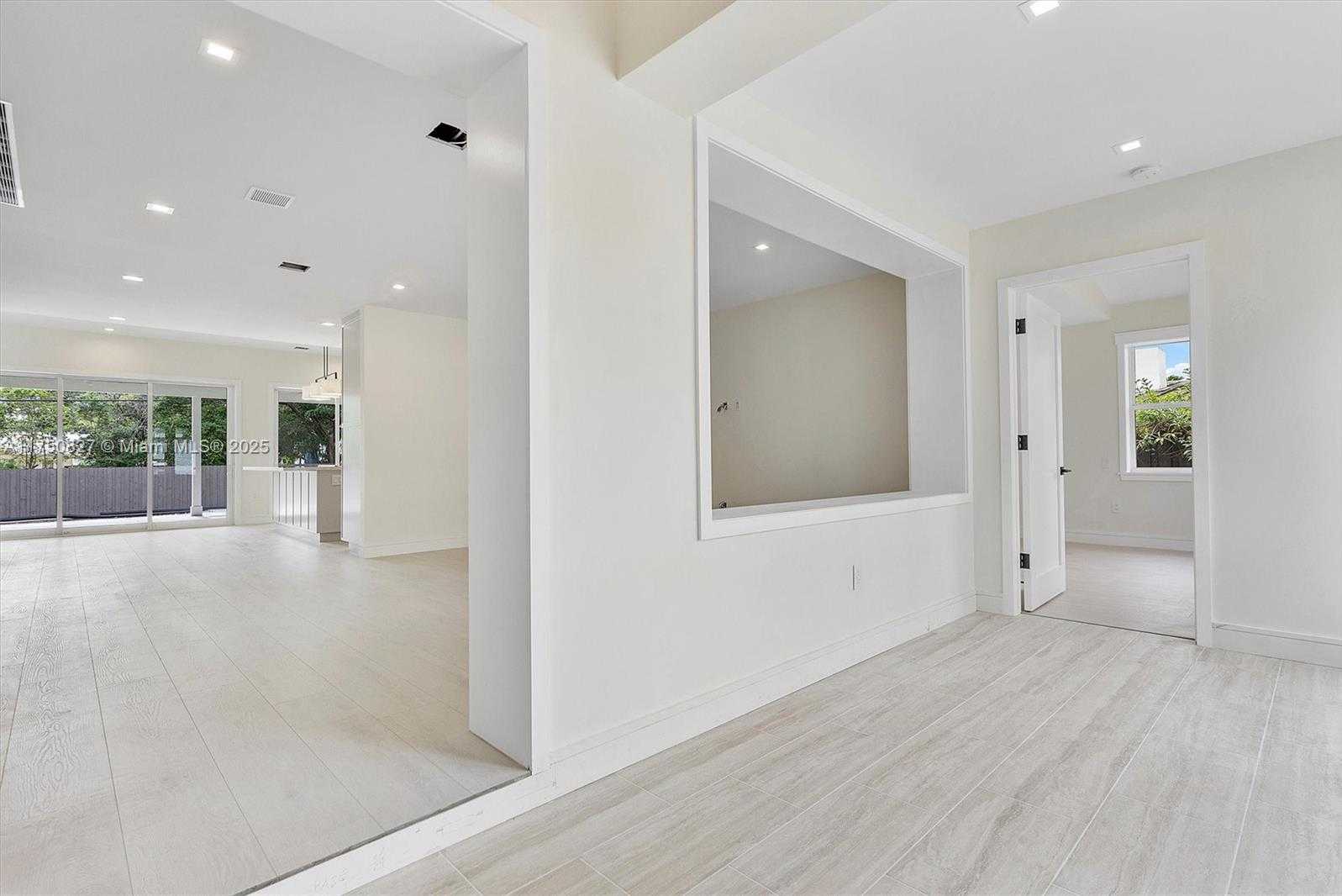 Small Image of 1930 ALAMANDA DR, North Miami Number 42