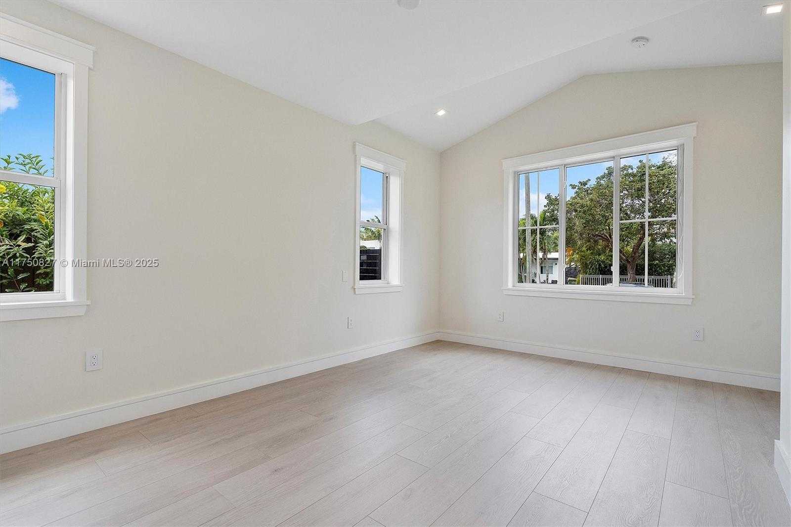 Small Image of 1930 ALAMANDA DR, North Miami Number 44
