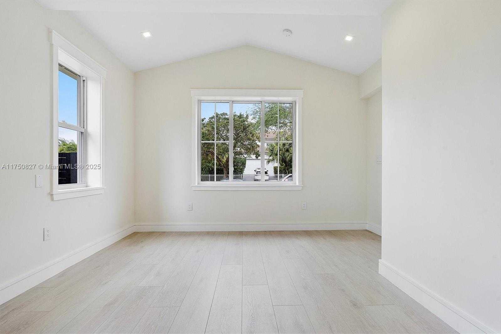 Small Image of 1930 ALAMANDA DR, North Miami Number 45
