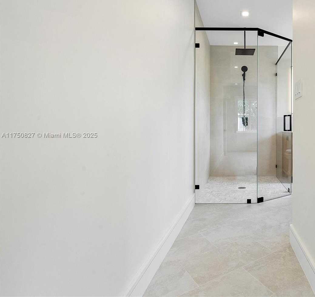 Small Image of 1930 ALAMANDA DR, North Miami Number 46