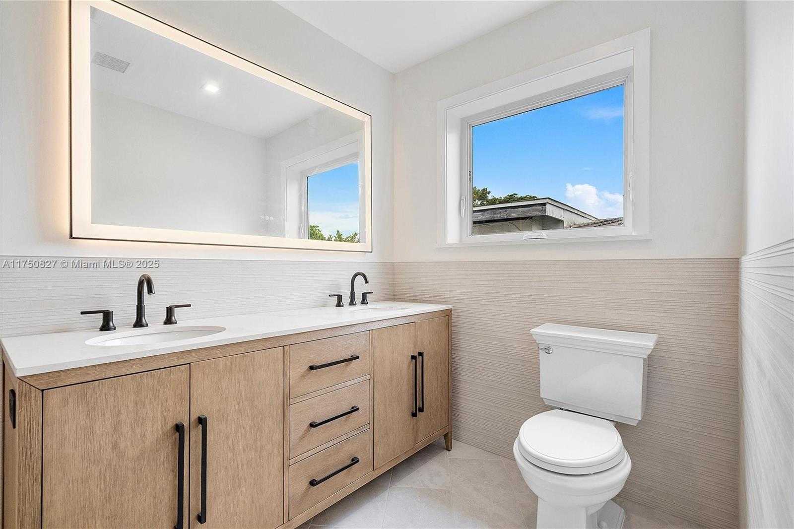Small Image of 1930 ALAMANDA DR, North Miami Number 48