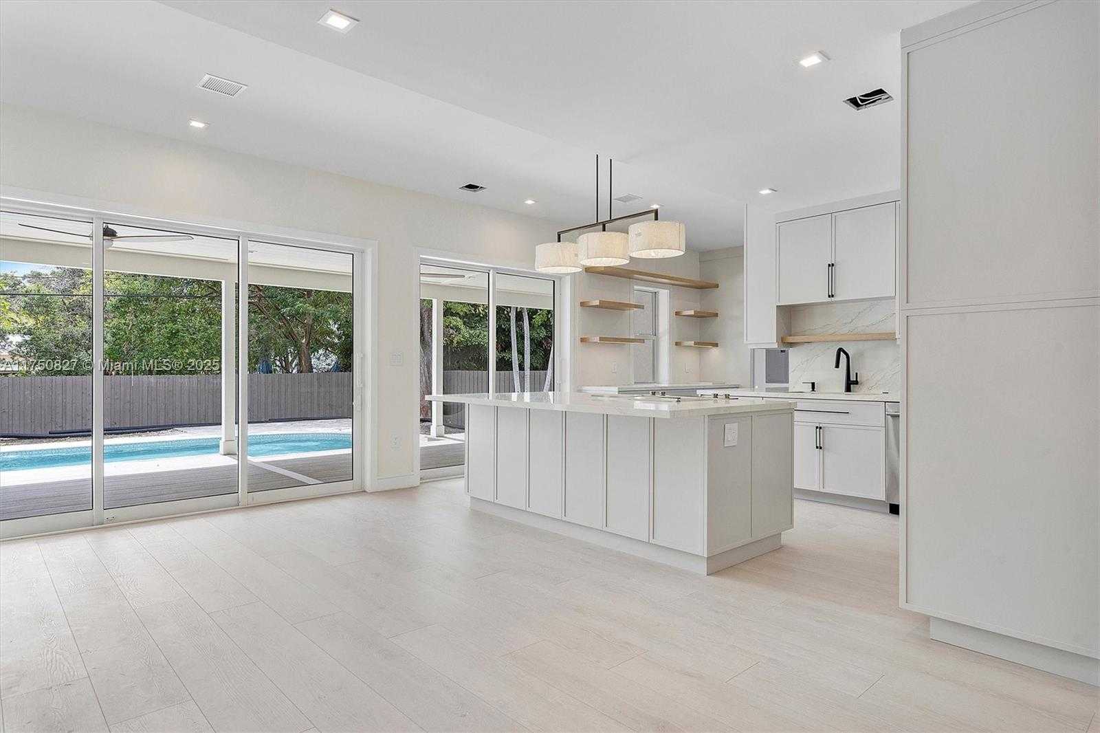 Small Image of 1930 ALAMANDA DR, North Miami Number 5