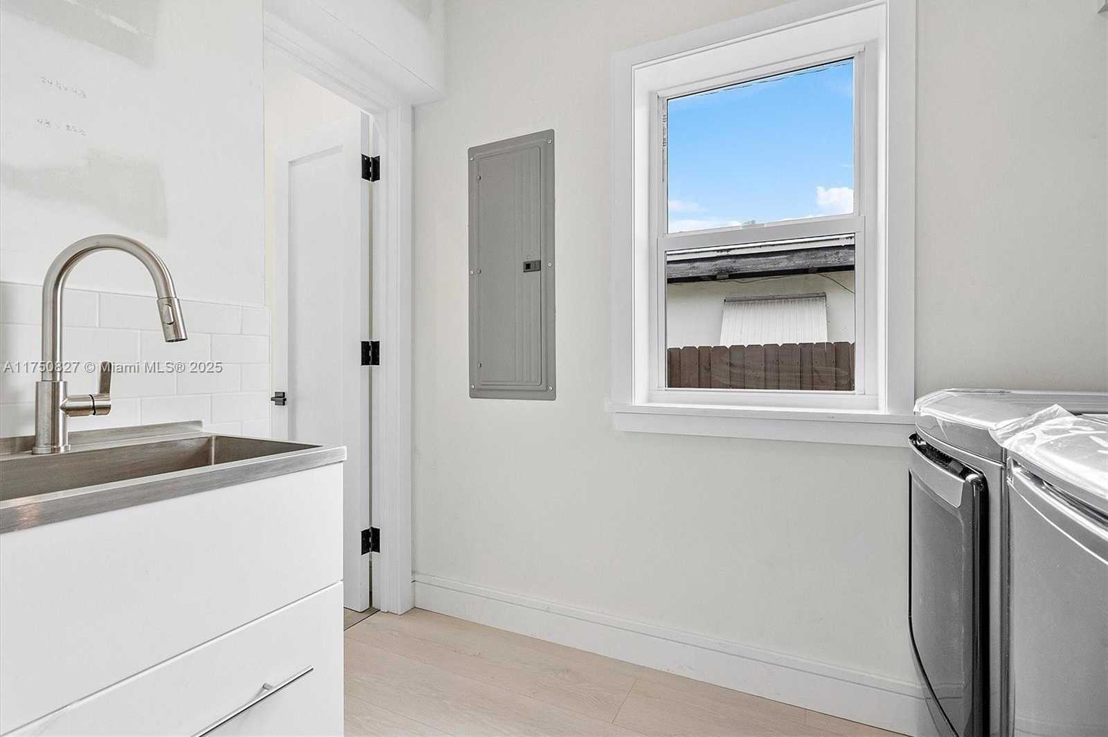 Small Image of 1930 ALAMANDA DR, North Miami Number 51