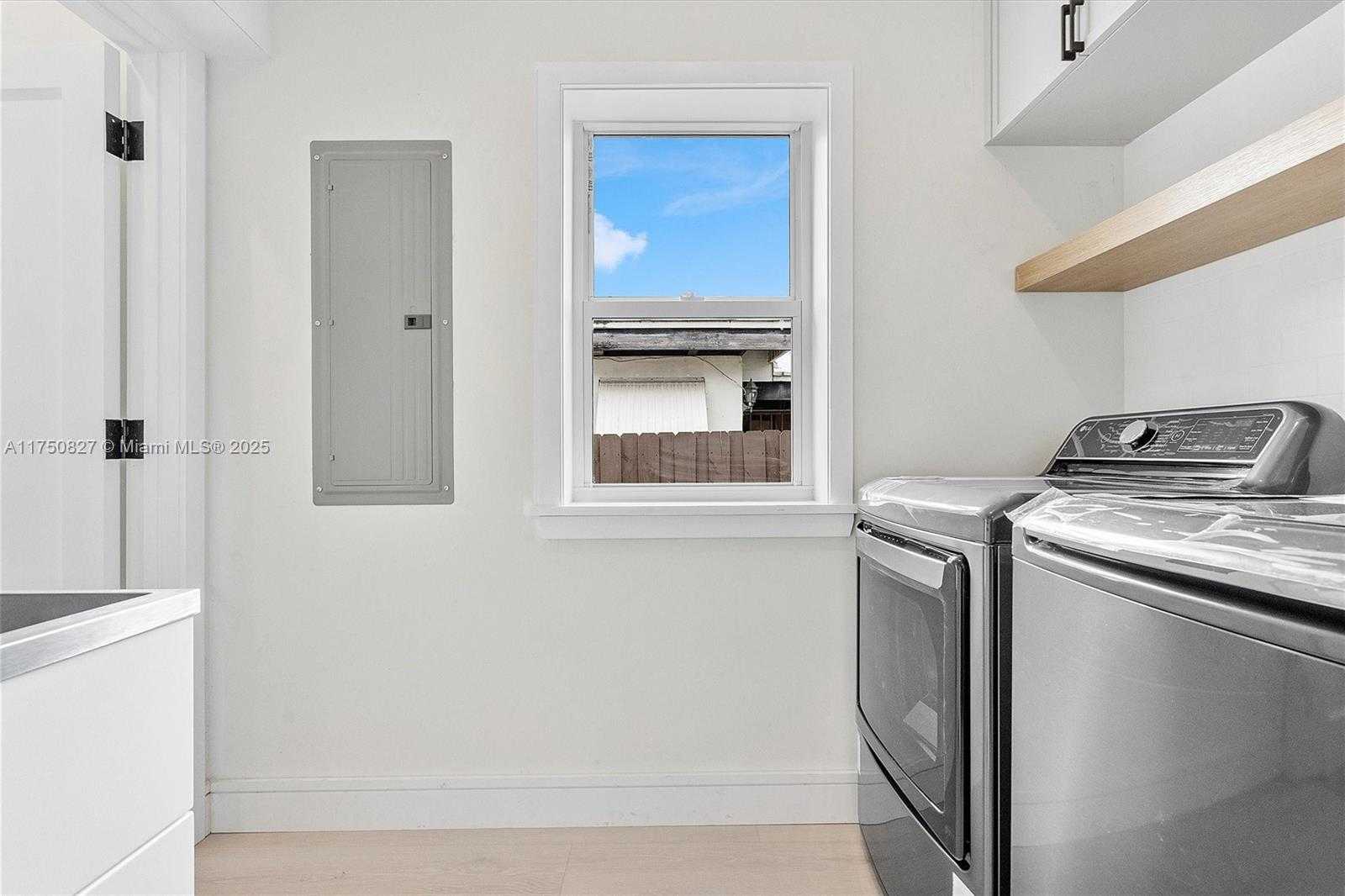 Small Image of 1930 ALAMANDA DR, North Miami Number 52