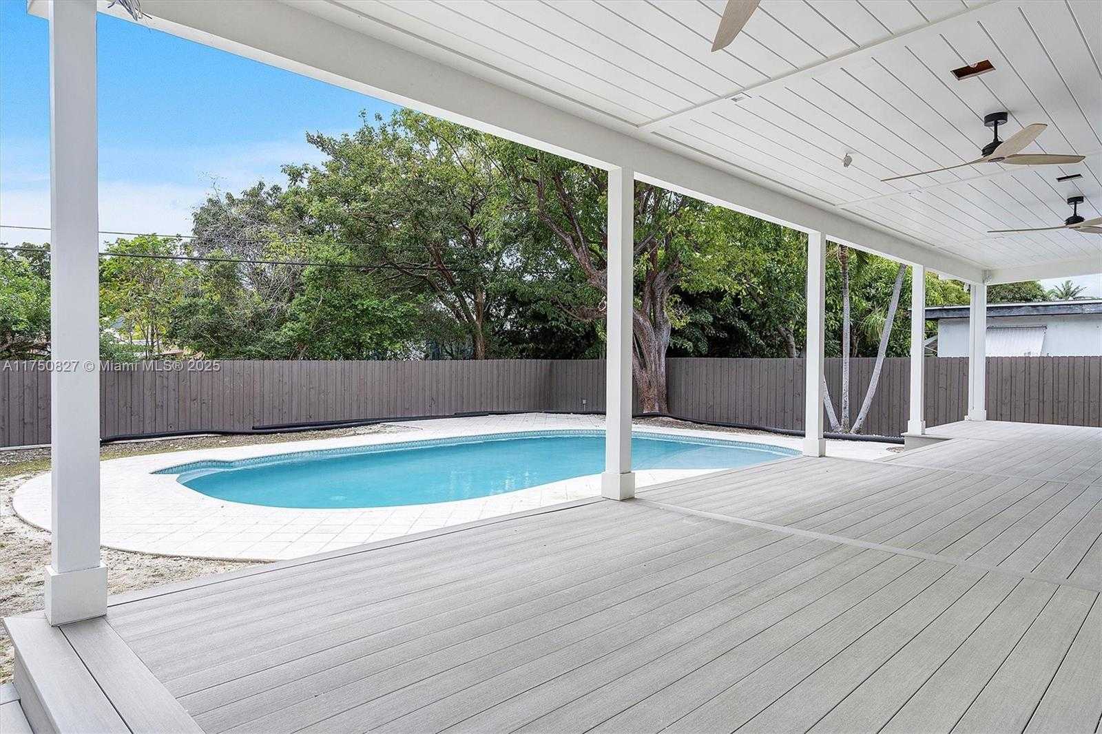Small Image of 1930 ALAMANDA DR, North Miami Number 54